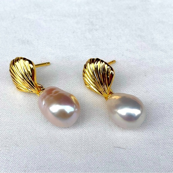 Elegant Gold and Pearl Drop Earrings - Picture 1 of 3
